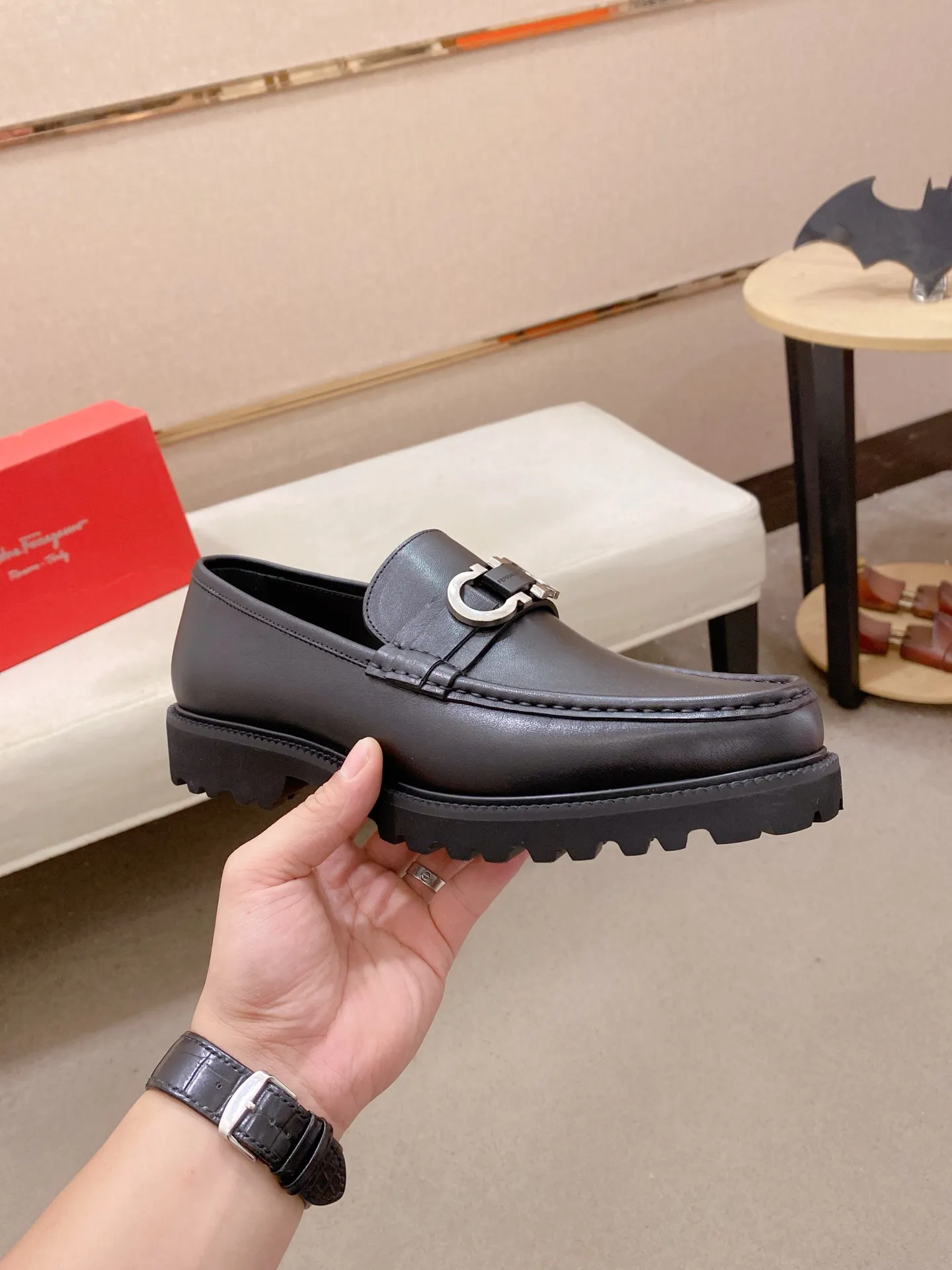 Men's shoes💰: 560💰 High version Ferragamo quality! 🆕🆕Exclusive hot-selling products in stock🔥🔥New products on the shelves, high-quality shoes, high-end driving shoes, with complete packaging! 💪 💪 Material: imported patented cowhide 🐂 + imported high-quality water-dyed cowhide lining + wear-resistant outsole 👍🏻👍🏻 Features: high-end and comfortable, purely handmade 🚀 🚀 Create the perfect shoes that suit you best 🔥 🔥 Size: (38-44) Can be customized 45 non-returnable!